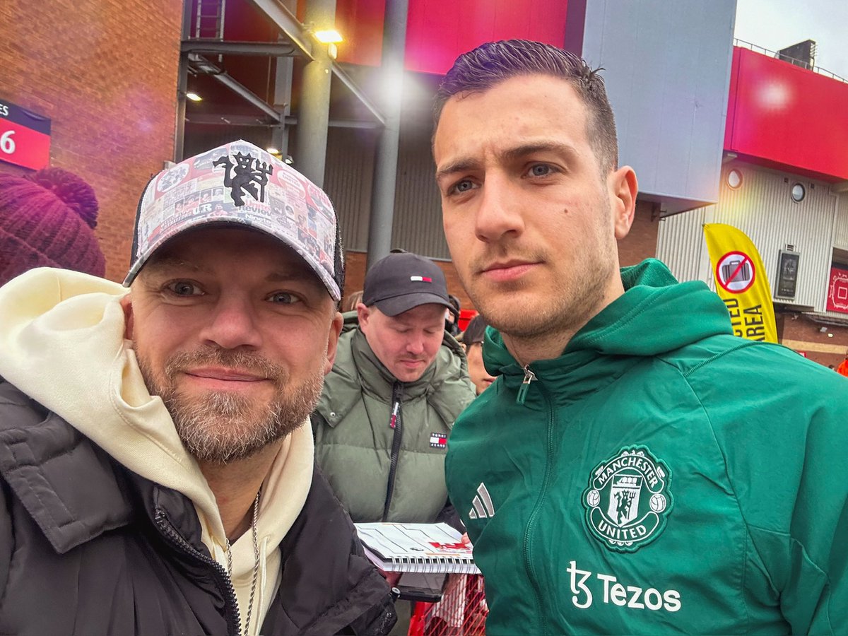 DLLMUFC's tweet image. Thanks to @Amaddiallo_19 and @DalotDiogo for taking the time before the game yesterday. Great lads who always make an effort for the fans 👏 

#muneve #amad #amaddiallo #diogodalot #muneve #UnitedForTheFans #mufc #manchesterunited #manutd