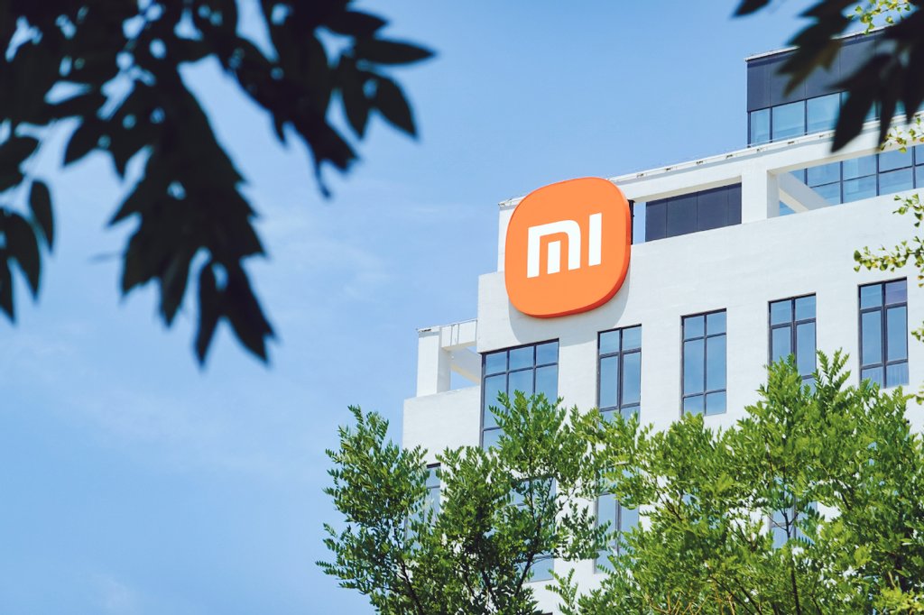 online_techjoy's tweet photo. I so happy- Finally guys🔥(Xiaomi 14 series) #launched in India. See below price and #offers|👇
#Xiaomi14 - rs. 69,999/- (12Gb+512Gb) 
#Xiaomi14 ultra- rs. 99,999/- (16Gb+512Gb)🙂
* Rs 5k💵 bank offer and 5k exchange💱 bonus!!

#phones #launched #xiaomiseries https://t.co/D7bGNCAVvg