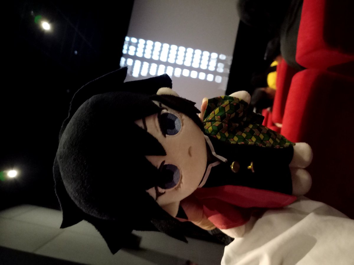 BluemeraldA's tweet photo. Dibalik foto ini ada bocil yang nangis minta beli doll Tomioka Giyu yang persis kek gini. Sampe dollku mau dibeli sama mamaknya 😭🤏

Maafkan aku yang sudah bikin mamaknya frustasi... https://t.co/PrSYI8mZ3K