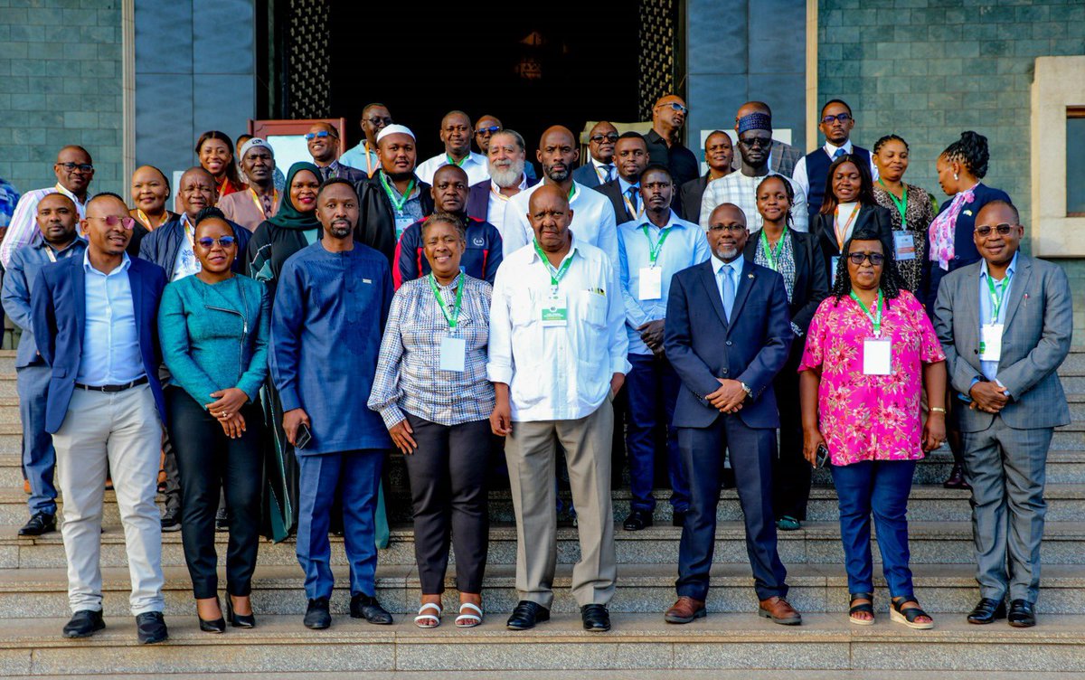 Members of the Executive Committee of the Commonwealth Parliamentary Association (African Region) visited the Parliament of the Republic of Uganda, in Kampala City. During the visit, they received a briefing about the Parliament and had a tour of the Parliament Building.