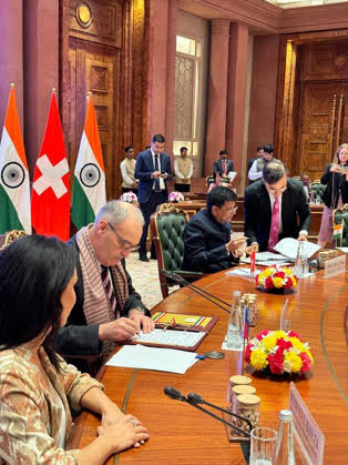 #BreakingNews 🚨: #India and #EFTA States 🇮🇸🇱🇮🇳🇴🇨🇭 sign the Trade and Economic Partnership Agreement after 16 years of negotiations. For India, this is the first trade agreement concluded with European partners. Read more ➡️ tinyurl.com/3ks6vybs
 #Tradedeal #TEPA