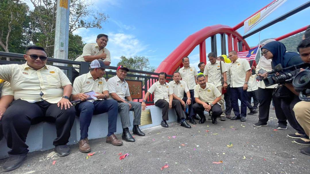 CawJalanJKR's tweet photo. 10 Mac 2024 (Ahad) - Majlis Penyerahan   Projek Cadangan Membina Baharu Jambatan Sungai Perangin, Oriental Village, Langkawi Kedah. 

Disempurnakan oleh YB Timbalan Menteri Kerja Raya @ahmadmaslan. Turut hadir sama PCKJ @IEsa2018 dan Pengarah JKR  Kedah, YBrs. Ir. Mohd Fisal Bin Ismail.

@badio64 @IPJKR_Official @moworksmy