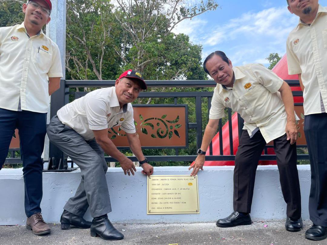 CawJalanJKR's tweet photo. 10 Mac 2024 (Ahad) - Majlis Penyerahan   Projek Cadangan Membina Baharu Jambatan Sungai Perangin, Oriental Village, Langkawi Kedah. 

Disempurnakan oleh YB Timbalan Menteri Kerja Raya @ahmadmaslan. Turut hadir sama PCKJ @IEsa2018 dan Pengarah JKR  Kedah, YBrs. Ir. Mohd Fisal Bin Ismail.

@badio64 @IPJKR_Official @moworksmy