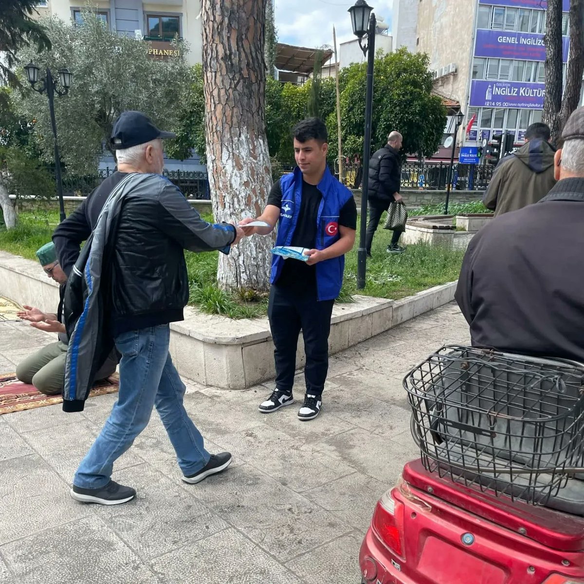 İMH aydın , insan vakfı ve genç hareket ekibi olarak Cuma namazı sonrası imsakiye dağıtımı gerçekleştirildi.
<a href="/insanvakfi/">İnsan Vakfı</a> <a href="/imhaydin/">İMH Aydın</a>