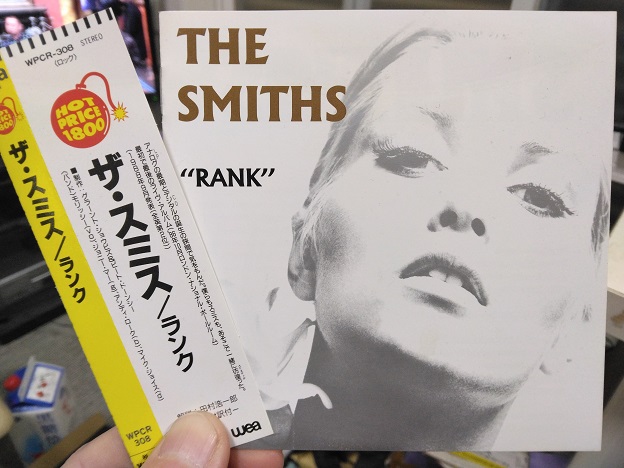 ザ・スミスの国内版ＣＤの帯のコピーが好き。The Smiths「ＲＡＮＫ」。「アナログ（ＬＰ）の最後とデジタル（ＣＤ）の誕生の狭間で気をもんだ。僕らもスミスも、あそこで一緒に彷徨った。最初で最後のライヴ・アルバム。（１９８８年９月発表（全英第２位））」。