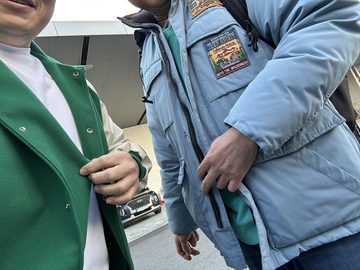 반가운 분을 만났습니다. 둘 다 터콰이즈 블루 즉 당색이라 주장하는 상의를 입고 있습니다.