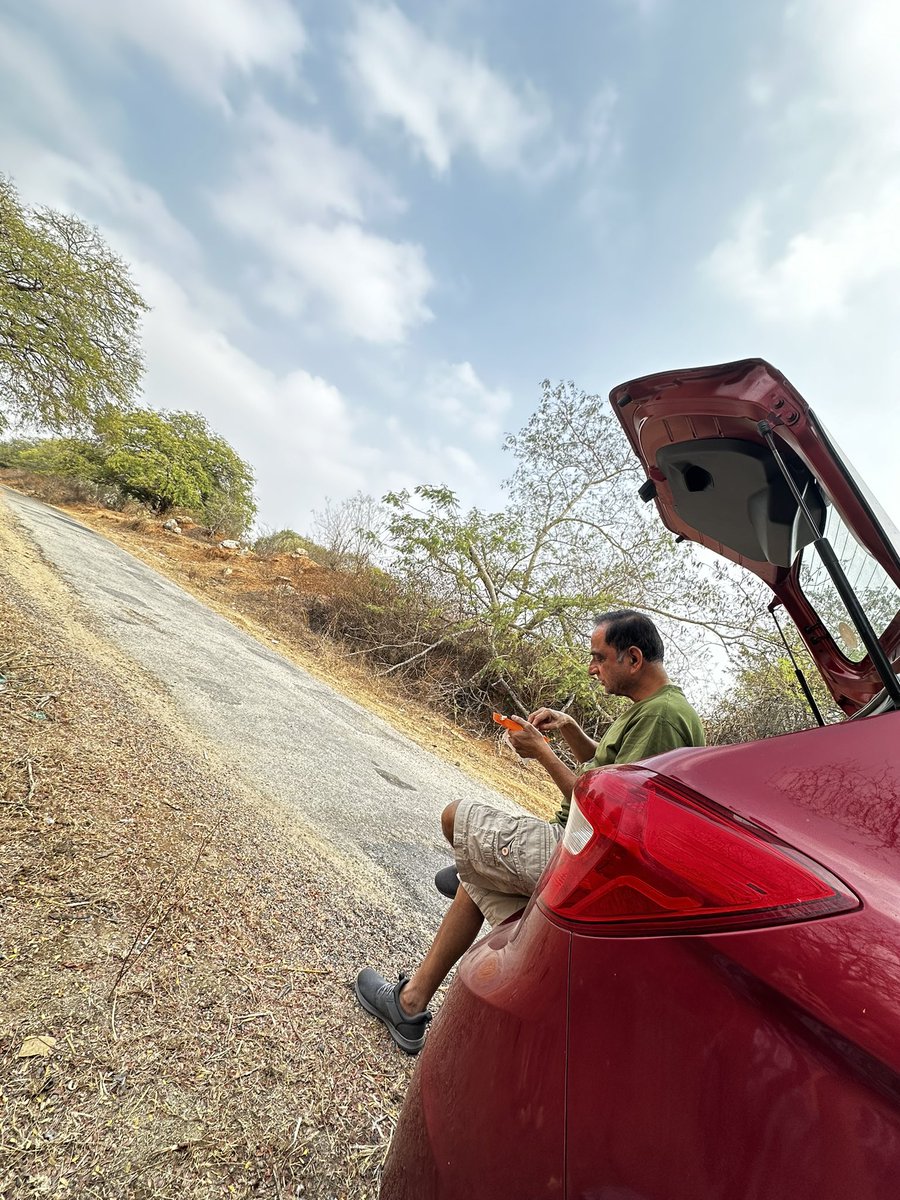 vrundavs's tweet photo. #sundaydrive #packedbreakfast
Through the forests,at the edge of Palar river
Always make sure to park near a cluster of homes, better to be safe than sorry
One side is Mohammed pura other side is ganeshapura..
But they live happily..& I like that spot
#amidstnature #shinrinyoku https://t.co/0wDLvzAfDy