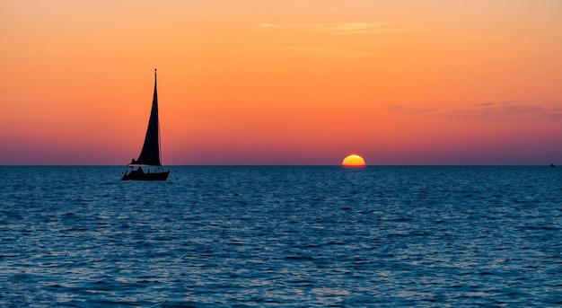 Adalet, gözlerimizi aydınlatan güneş gibidir, herkese eşitlik getirir.