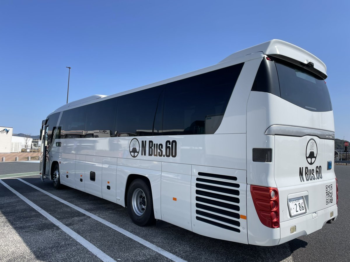 r0pXEOhtPg94986's tweet photo. 今日は朝から晴天で久しぶりに
運転体験Dコースの北九州空港へ
姪っ子を誘って3人でドライブ🚌
ガラガラの車内はとても贅沢で快適な
空間に奥さんも姪っ子も大喜び！
帰りは東九州自動車道の今川PAで
セレガもひと休み😄
#北九州空港
#東九州自動車道
#日野セレガ
#大型バス運転体験
#バス3列シート https://t.co/kHkVAXUI6a