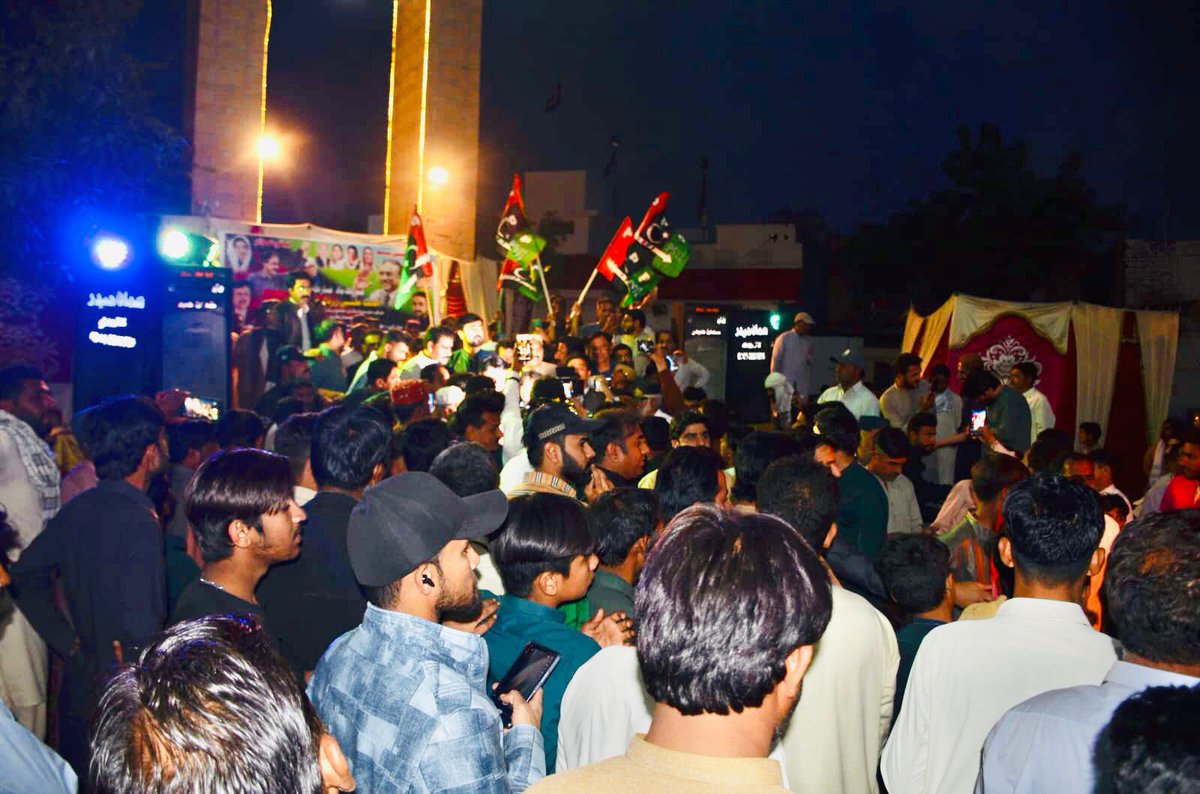 لاڑکانہ مرد حر جناب آصف علی زرداری صاحب کے صدر پاکستان منتخب ہونے پر 
خوشی میں شہر میں ریلی نکالی گئی ورکروں جیالوں میں مٹھائیاں تقسیم کی گئی اور شاندار آتش بازی کی گئی 🇱🇾✌️🇱🇾
<a href="/BBhuttoZardari/">Bilawal Bhutto Zardari</a> 
<a href="/AAliZardari/">AsifAliZardari</a> 
<a href="/FaryalTalpurPk/">Faryal Talpur</a> 
<a href="/siyal_anwar/">Sohail Anwar Siyal</a>