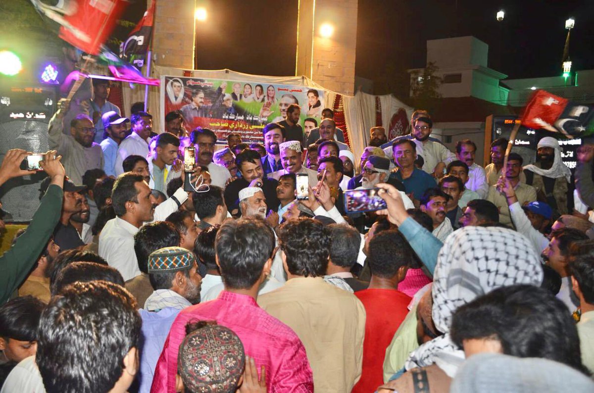 TariqueAnwarKh8's tweet photo. لاڑکانہ مرد حر جناب آصف علی زرداری صاحب کے صدر پاکستان منتخب ہونے پر 
خوشی میں شہر میں ریلی نکالی گئی ورکروں جیالوں میں مٹھائیاں تقسیم کی گئی اور شاندار آتش بازی کی گئی 🇱🇾✌️🇱🇾
@BBhuttoZardari 
@AAliZardari 
@FaryalTalpurPk 
@siyal_anwar https://t.co/3kiNxVSCnd