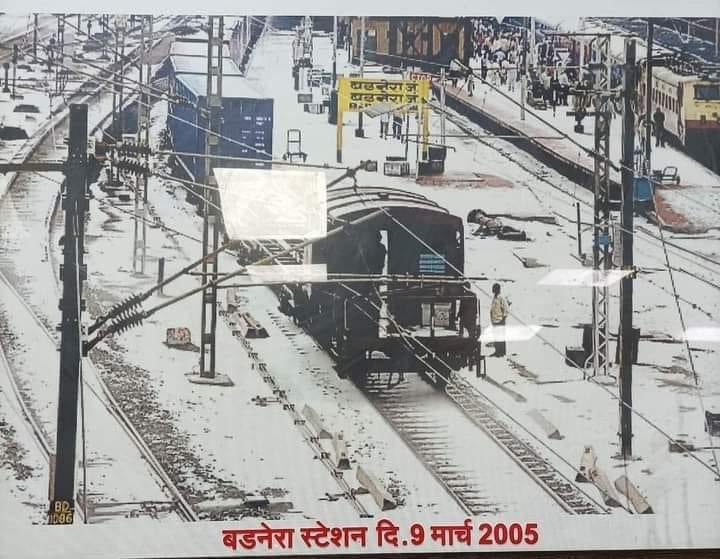 09/03/2005
Badnera converted to Kashmir 19 years ago. 
An unforgettable photo..
(Badnera Railway Station)