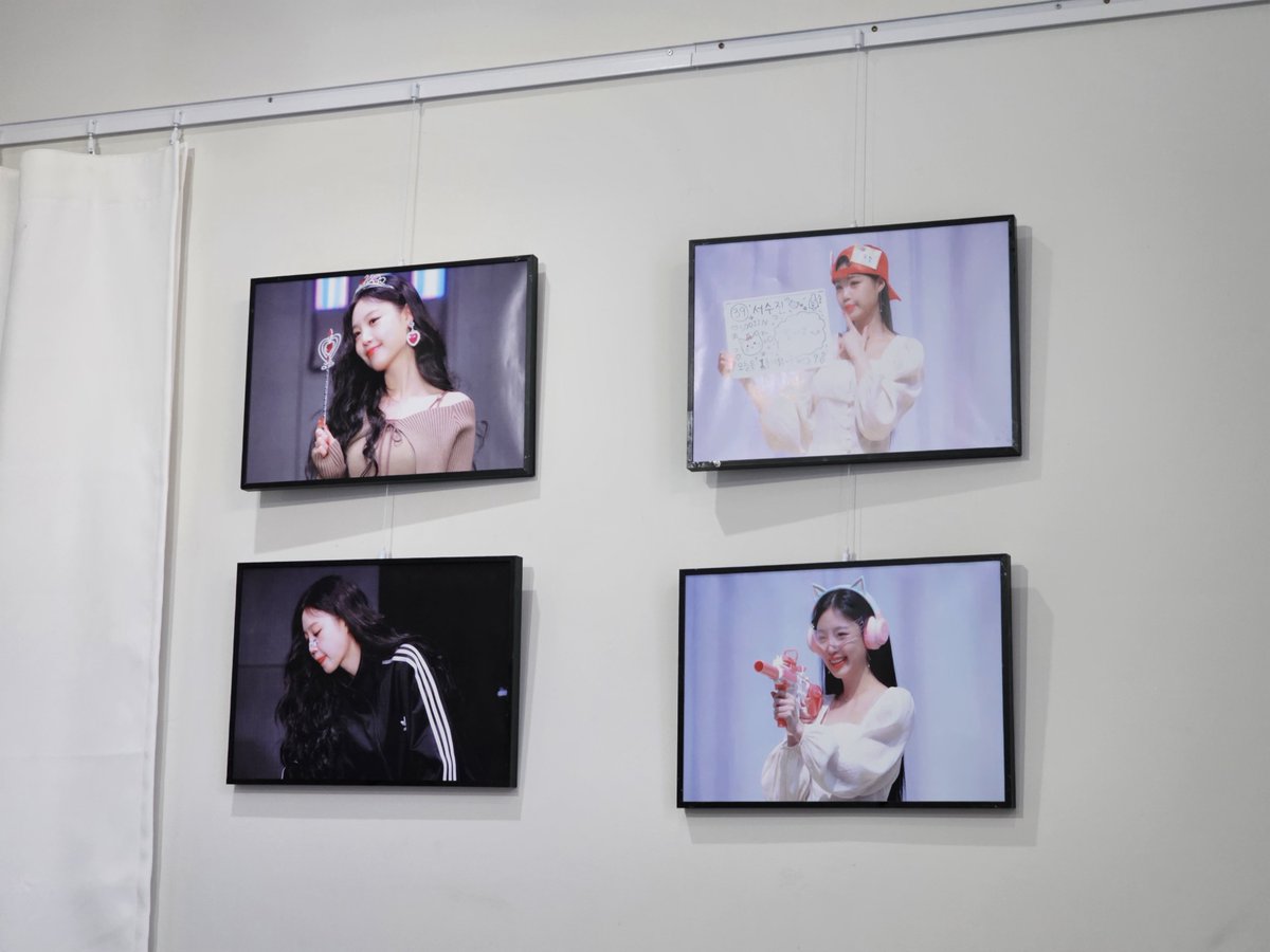 생일 카페 이벤트 마지막 날입니다!
카페 마감 시간은 오후 7시로 조금 앞당길 예정입니다. 
전시된 인화사진, 액자 속 포스터(프레임X) 등을 나눔 받고 싶으신 분들은 6시까지 카페 헤르츠로 와주세요💙