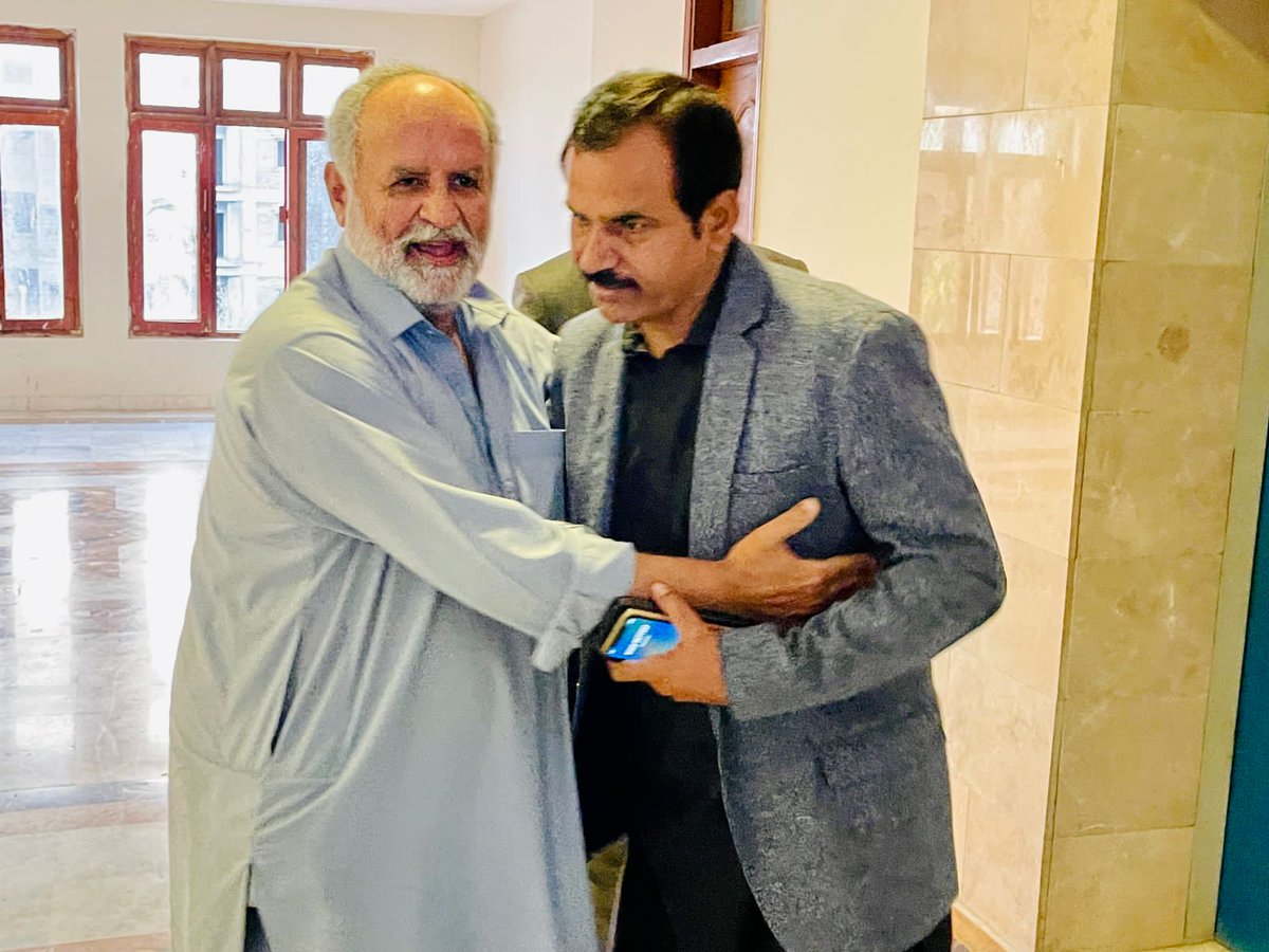 اسلام آباد پارلیمنٹ لاجز ایم این اے سردار محمد اظہر خان لغاری سے خوش گوار ملاقات کی ۔ 
اس موقع  پر ایم این اے میر خان محمد  خان جمالی اور ایم پی اے چوہدری محمود احمد بھی ہمراہ ہیں ۔