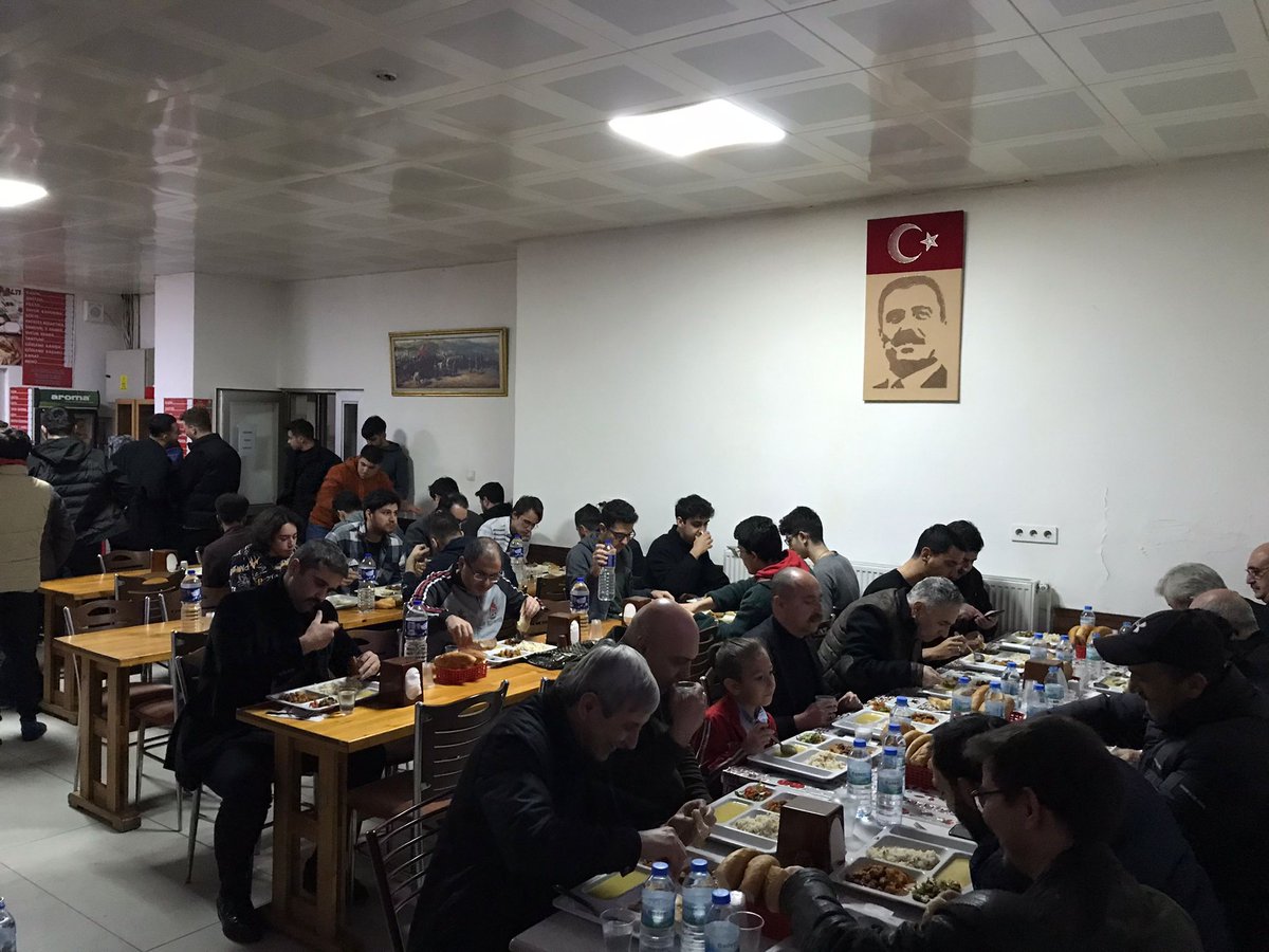 Ankara Sivas Kız ve Erkek Yurtları olarak, bu sene de Ramazan iftarlarımızda öğrencilerimizle ve yolu düşenlerle mütevazi soframızı paylaşacağız.
Allah ne verdiyse o.