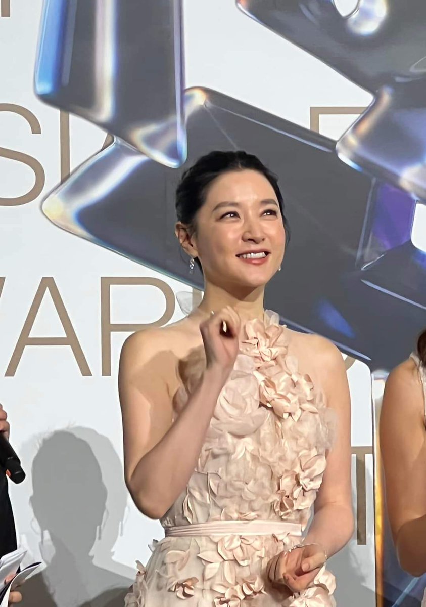 💕💕

#LeeYoungAe #이영애 #AFA17 #The17thAsianFilmAwards #AsianFilmAwards