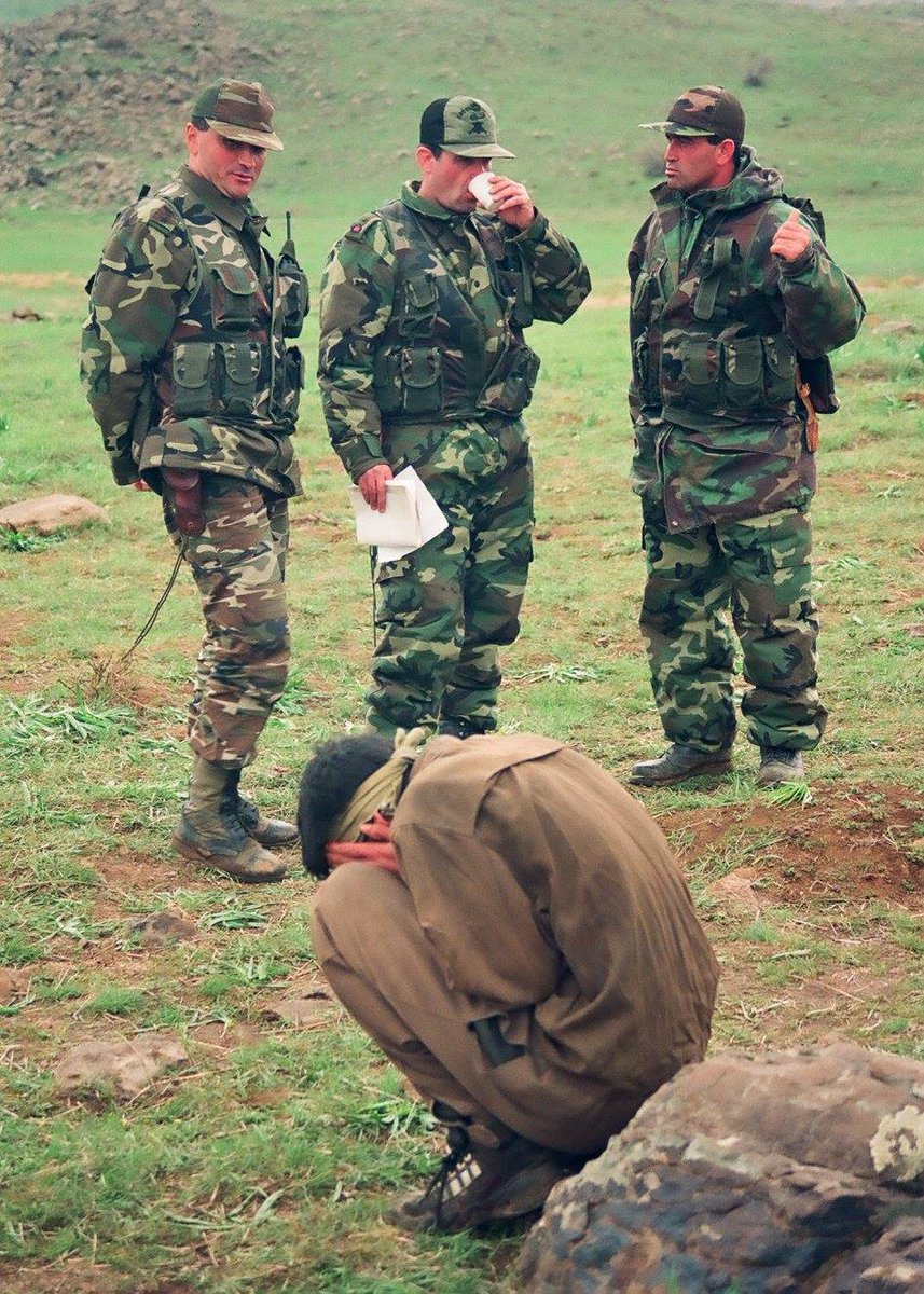 turkhafiza1's tweet photo. Terörle mücadele tarihimiz bir fotoğraf olsa bu fotoğraf olurdu.Bu efsane fotodaki detayı görene takipçimize de bir kitap hediye edeceğiz. https://t.co/XaawSBDr2a