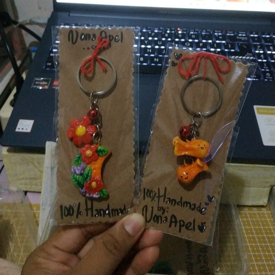 sharyapple's tweet image. Dua desain berbeda, bagusan yg mana ya? #clayart #claykeychain