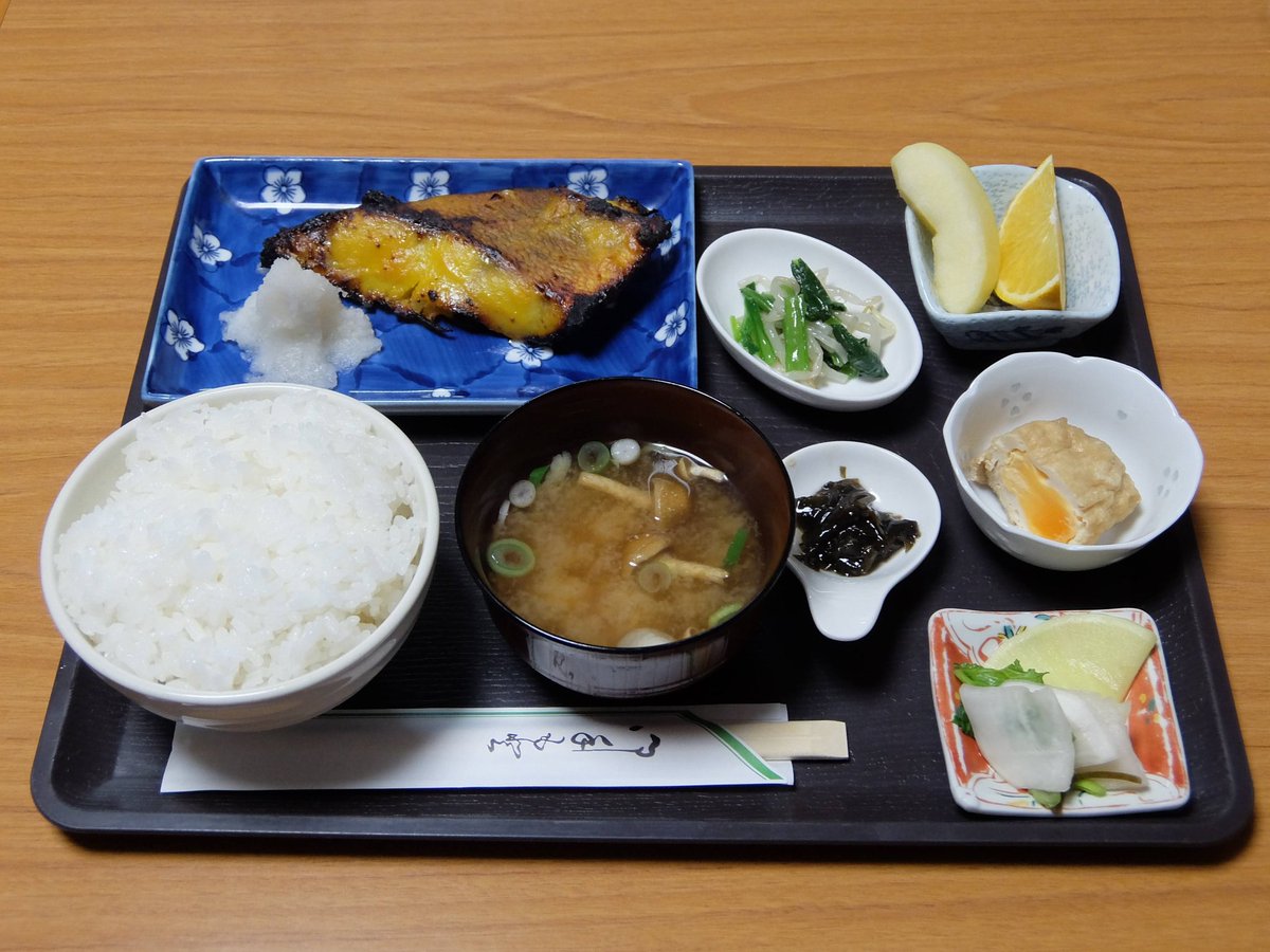 GGMMPPDD's tweet photo. 千葉県白井市復（小室駅）の住宅街に佇む食堂ふくふくタケロ。ごく普通の住宅の廊下を抜けて、普通のリビングで食べる美味しい定食。知り合いのお宅にお邪魔してる感があってなんか面白いです笑
廊下がちょっと暗いのが逆にリアルです笑 https://t.co/rsGYvBzxYY