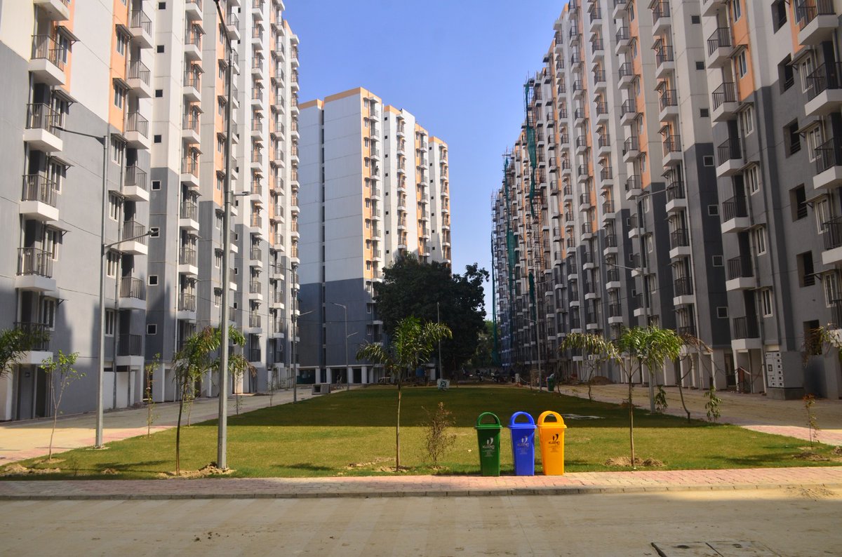 Secretary_MoHUA's tweet photo. #LHPLucknow comprising of 1,040 houses with basic infrastructural facilities has been handed over to happy beneficiaries today by Hon’ble Prime Minister Shri @narendramodi. 

#PMAYUrban #HousingForAll #LightHouseProjects #TransformingUrbanLandscape https://t.co/PqZifi5v6n