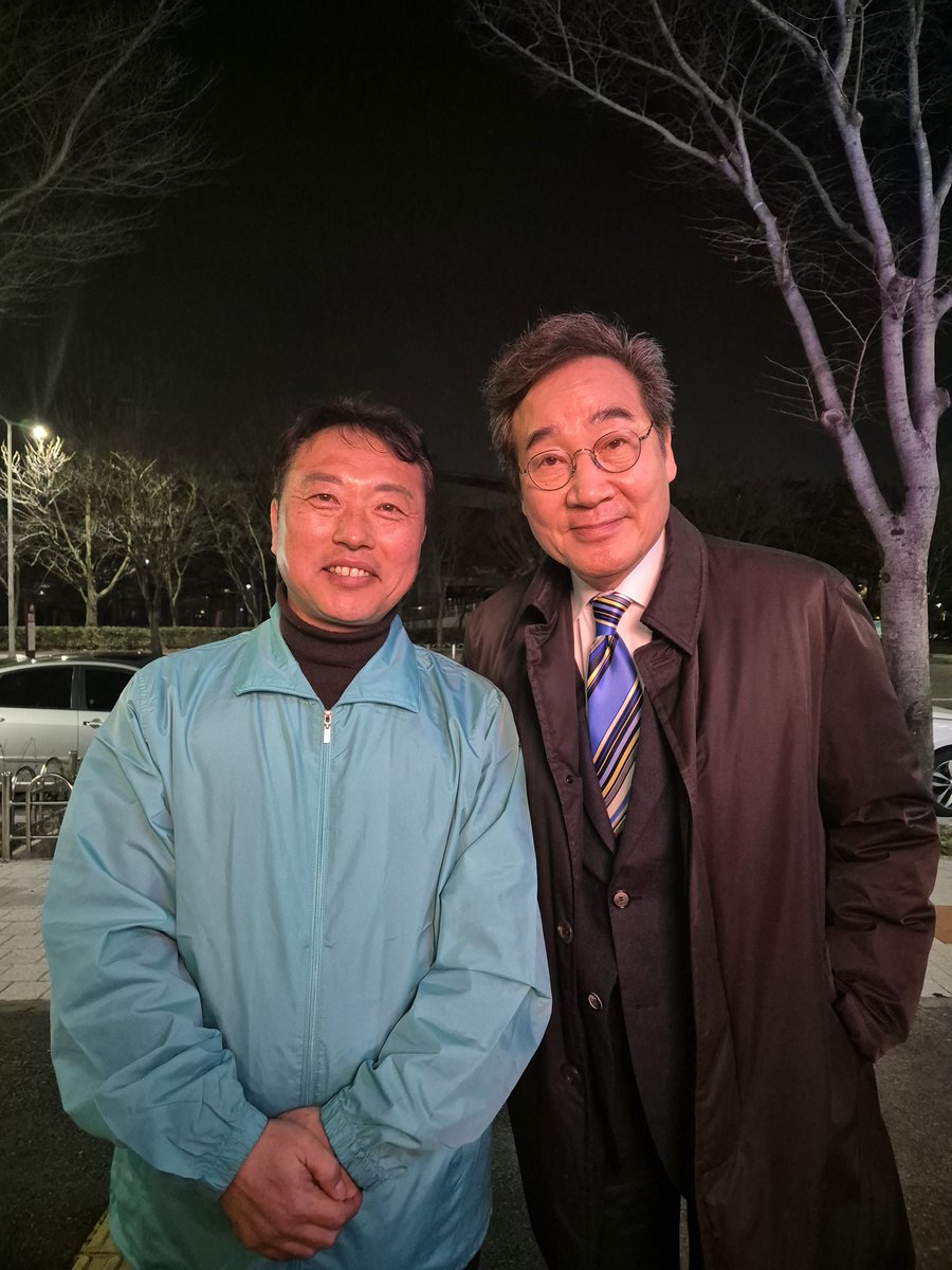 광주 필승결의대회 자원봉사도 하고 대표님과 사진 한장 찰칵
광주까지 오시고 응원해주신 동지 여러분들 모두에게 감사 드립니다
직진 전진 하겠습니다