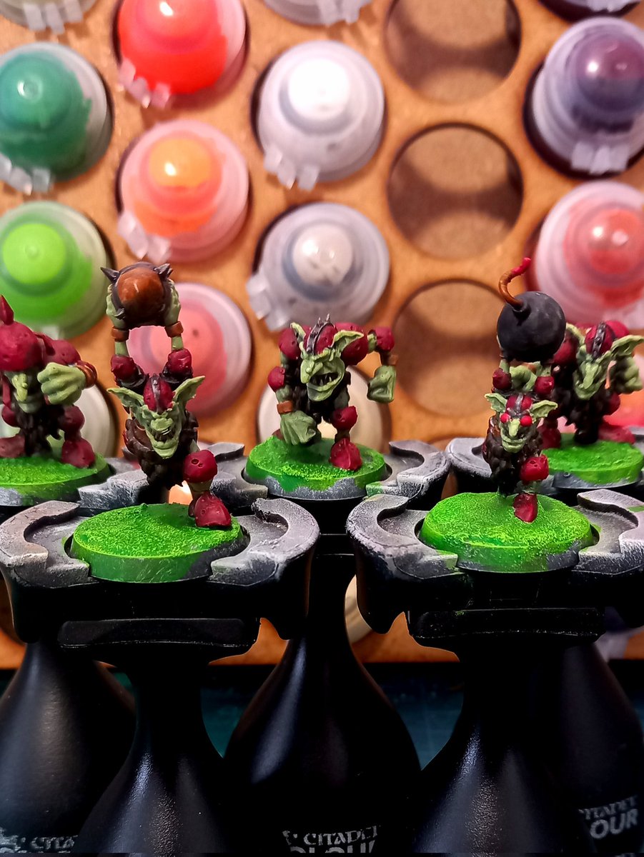 The goblin infestation of my painting desk continues today 😊 

#bloodbowl #Goblins #paintingminis #paintingminatures #minaturepainting #minis #miniatures #miniaturegaming #slapchop #warhammer #wh40k #warhammer40000 #paintingwarhammer #oldhammer #warhammerfantasy