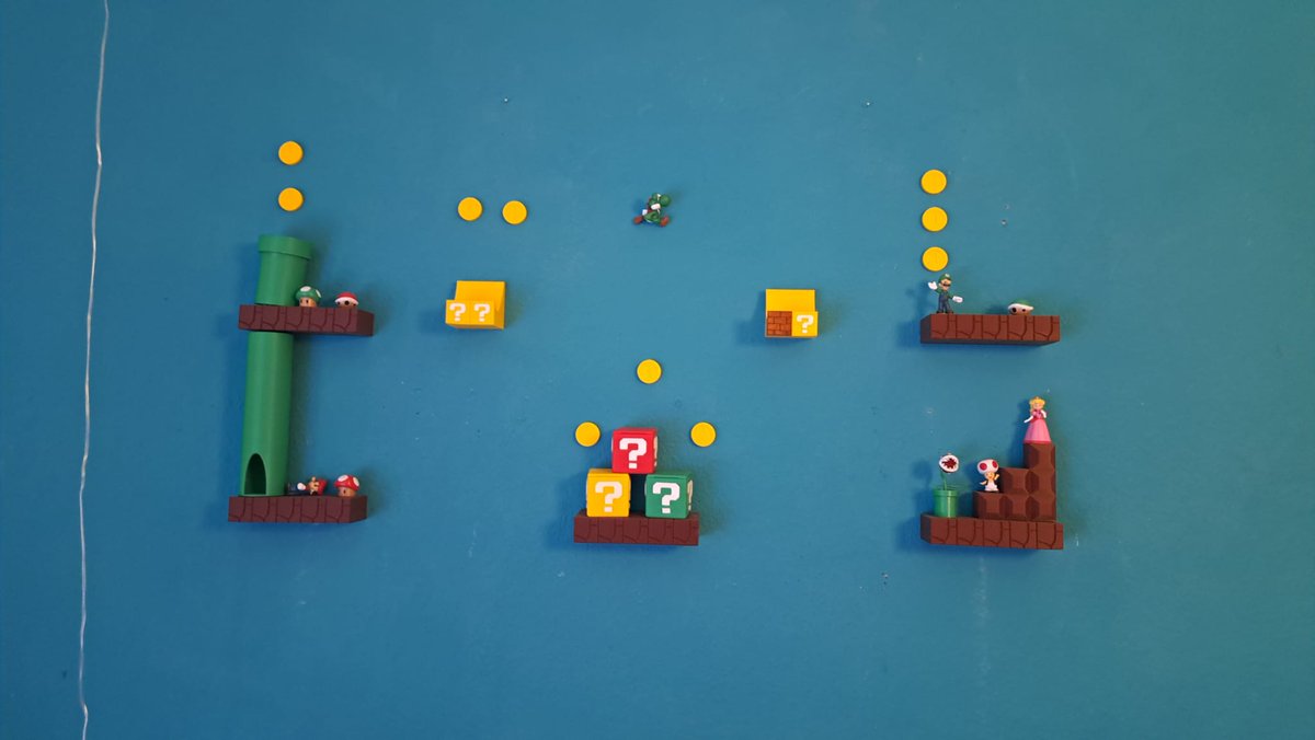 DeathKidSkinner's tweet photo. @NintendoConnect @NintendoDE @CarreraRennbahn Wir haben uns zu Hause ein kleines Mario Paradies für unsere Tochter im Wohnzimmer. Sie liebt Mario über alles. Deswegen hat sie ihren eigenen Peach Gaming Sessel mit Mario Kart Lenkrad und Plüschis. Das Diorama überm TV haben wir selbst 3D gedruckt zum abrunden https://t.co/RHbmFSSxKg
