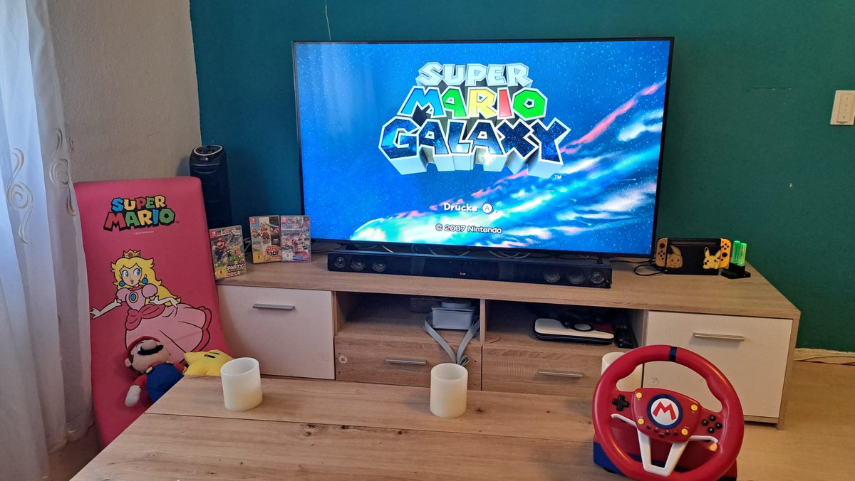 DeathKidSkinner's tweet photo. @NintendoConnect @NintendoDE @CarreraRennbahn Wir haben uns zu Hause ein kleines Mario Paradies für unsere Tochter im Wohnzimmer. Sie liebt Mario über alles. Deswegen hat sie ihren eigenen Peach Gaming Sessel mit Mario Kart Lenkrad und Plüschis. Das Diorama überm TV haben wir selbst 3D gedruckt zum abrunden https://t.co/RHbmFSSxKg