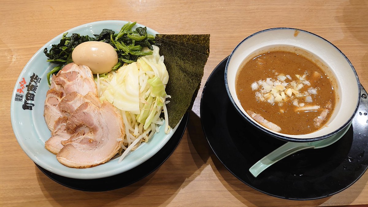 Ayuni_DIC's tweet photo. 特製つけ麺熱盛と餃子✨
いただきまーす https://t.co/v0zeFlp0k4