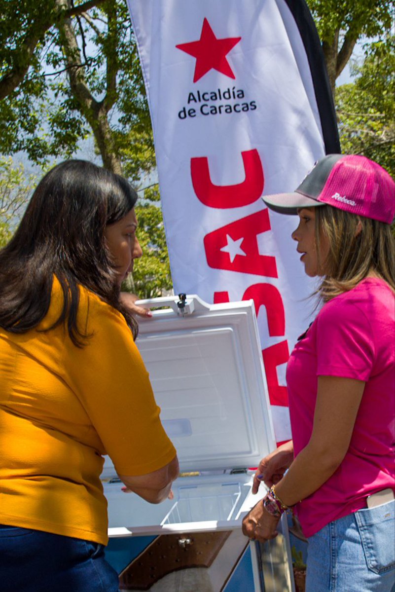 m_alexandradiaz's tweet photo. 📸¡𝐀𝐬í 𝐥𝐨 𝐃𝐢𝐣𝐨! 🇻🇪 

Alcaldesa @gestionperfecta: Junto a la ministra
@DhelizAlvarez, entregamos 50 máquinas de coser y 25 carritos de helados a 75 emprendedoras en el Parque Ezequiel Zamora, parroquia Catedral.

#PuebloMaduroAvanza #Oriele #donnalisi #prelemi #incorvassi https://t.co/F8MUYDfncd