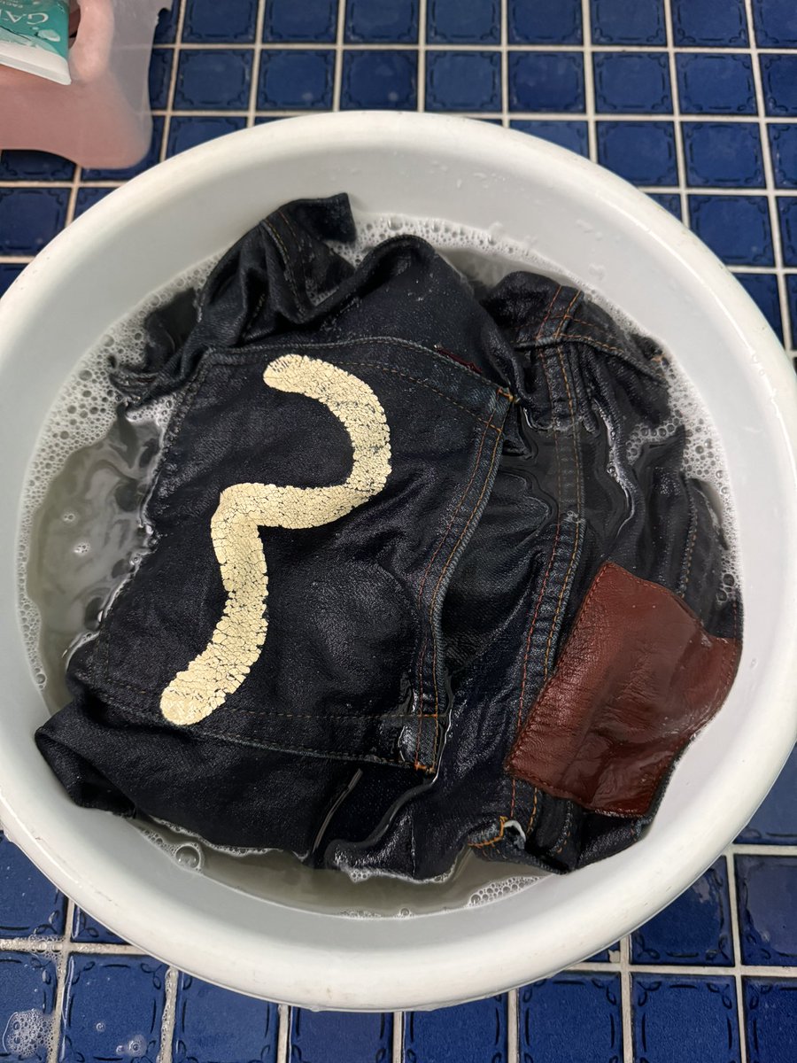 archihiro1970's tweet photo. ジーンズ👖は定期的に洗う方が生地が汚れで硬化せず傷みが少なくなる。
無論手洗いです。
エヴィスジーンズ2000Tはタイトなので細身のシルエット(^^)
#エヴィスジーンズ
#エヴィス2000T https://t.co/O5SaPbdNgL