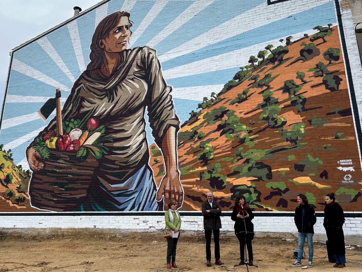 CIPSTorrebesses's tweet photo. Avui s'ha inaugurat el mural "Homenatge a la dona pagesa", que a partir d'ara presidirà l'entrada de Torrebesses, en commemoració del Dia Internacional de les Dones. Acompanyat amb música i poesia per la cantautora Meritxell Gené. 
Mural fet per @pangoico @egeacrea https://t.co/TWi6hv3wab