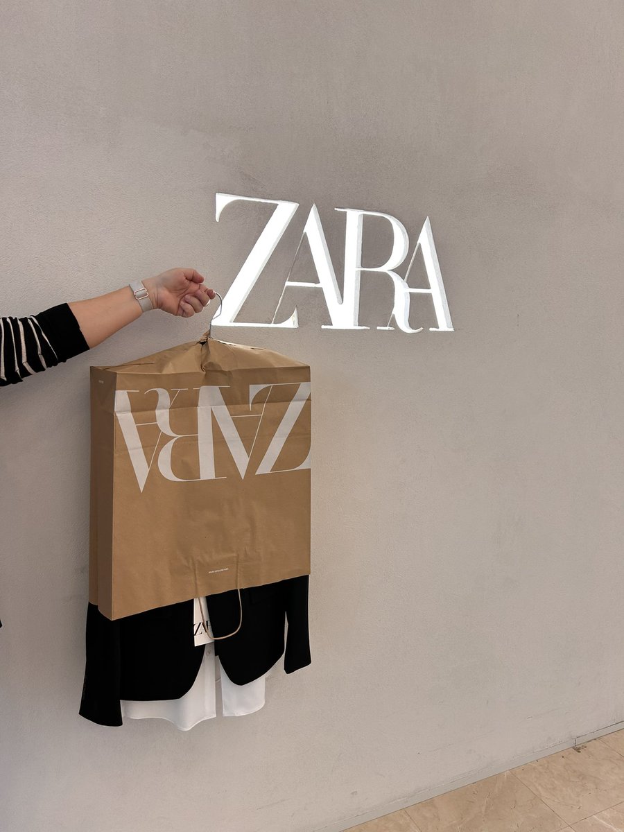 menchute's tweet photo. Cuando compras un traje completo en Zara y en vez de un porta trajes te dan tu compra así. Amancio/Marta, menos código QR y tiendas futuristas y más calidad en el servicio. @ZARA @zaraes https://t.co/uVFXNaxCUj