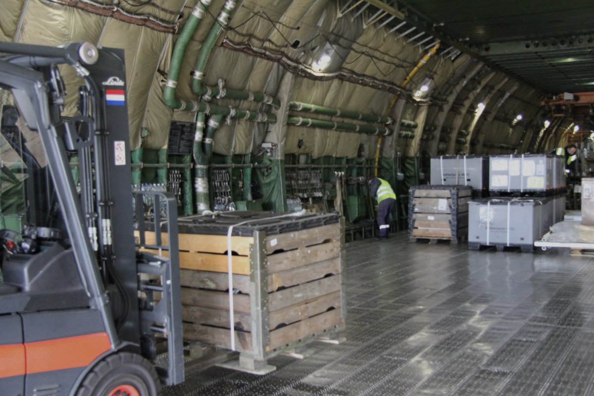 Deze week hebben wij het grootste transportvliegtuig (Antonov 124) ontvangen. Het 940 SQN was druk met het veilig verklaren, gereedmaken & laden van vracht wat bestemd is voor Irak. Daar zijn ze begonnen met de bouw van het onderkomen van @dhcluchtmacht bitly.ws/3ftkr
