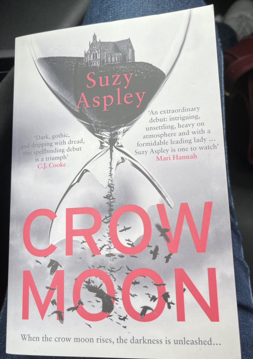 ⁦<a href="/writer_suzy/">📚🕷Suzy A #CrowMoon 🖤❤️📚</a>⁩ Waterstones west end Edinburgh