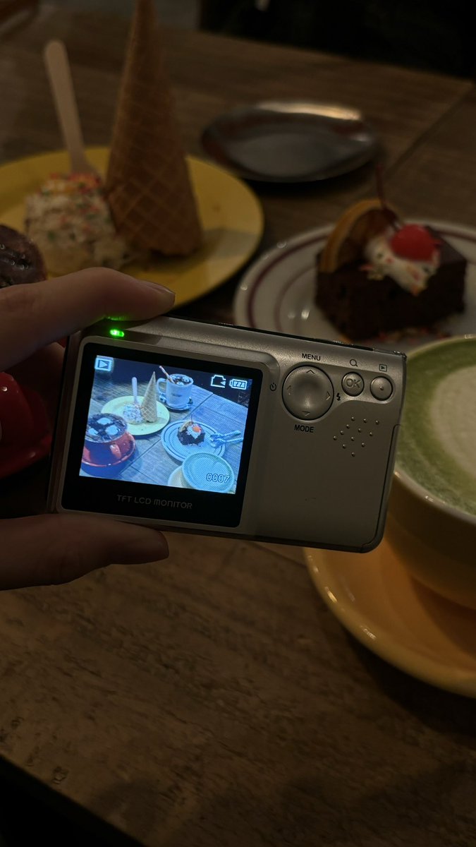 sa_sha3_'s tweet photo. 今日もお疲れ様です！

新大久保のカフェでの写真☕️
コーヒーじゃない時はだいたい抹茶ラテ飲んでます ♥´- https://t.co/ohPTeok0x2