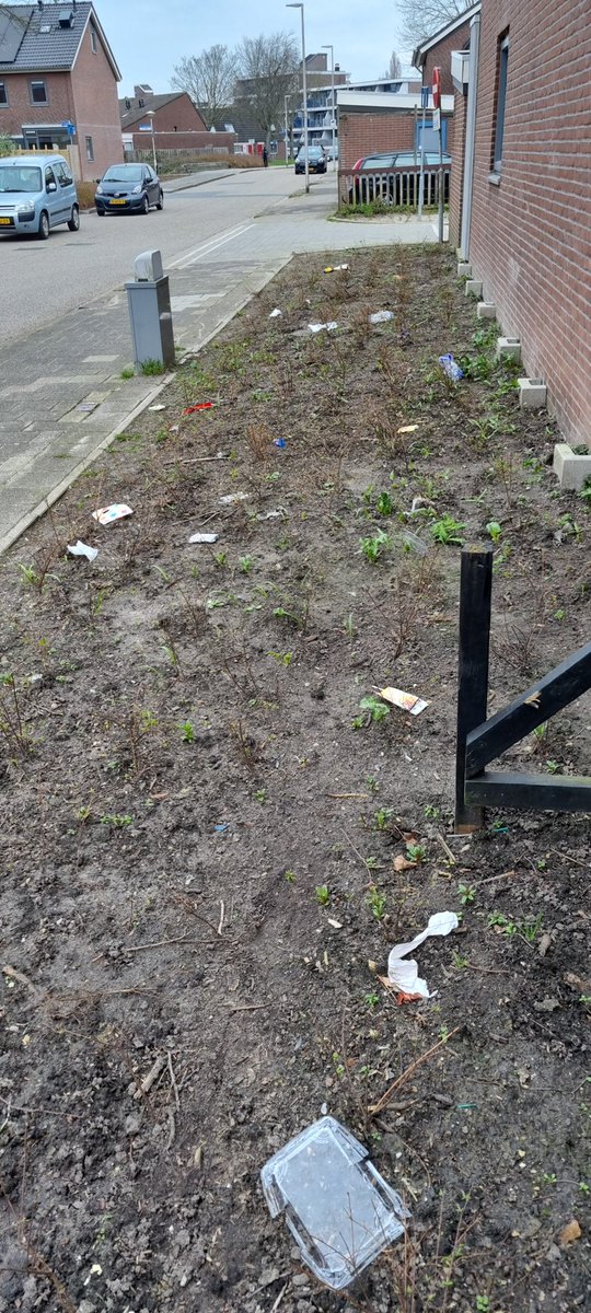 Zo maar een plekje in de wijk.  Laten we met elkaar proberen de wijk schoon en netjes te houden.  Als iedereen even rondom zijn woning kijkt en het zichtbare afval opruimt zijn we al een heel eind. #schoon #bewoners #gemeente #politie