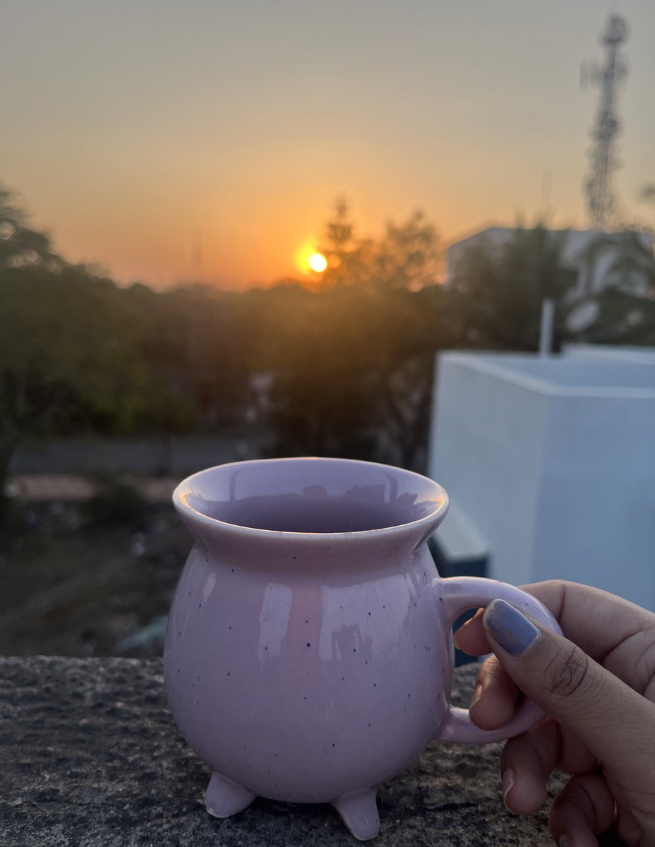 curlytaless_'s tweet photo. As the sun sets and the day gently unwinds, a cup of tea in hand, I find solace in the tranquil embrace of the evening.☕️🌞
#sunsetphotography #sundayvibes #Sunset #chailover #chainme https://t.co/jUBNeoDQR9
