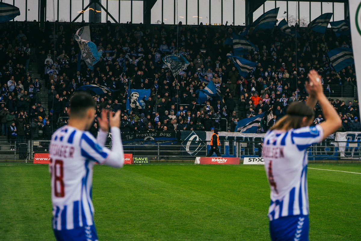 Spillerne er netop gået på banen med et propfyldt udebaneafsnit i ryggen, og vi er nu klar til at sparke dagens superligaopgør i gang 💪🔵⚪

#obdk #vbob #enafstriberne