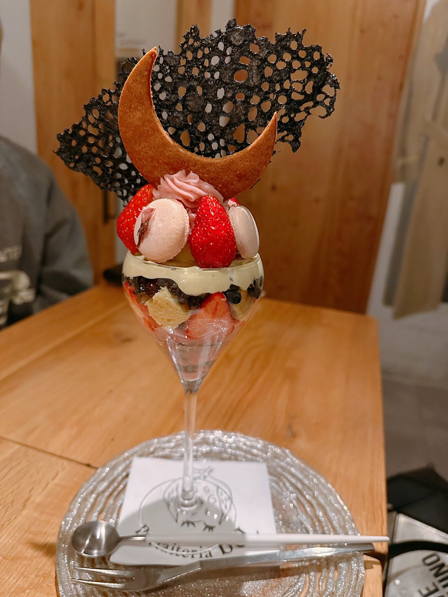 Rolays1's tweet photo. 初夜パフェ〜美味しかった😋 https://t.co/8Wg5O2ZG2Z