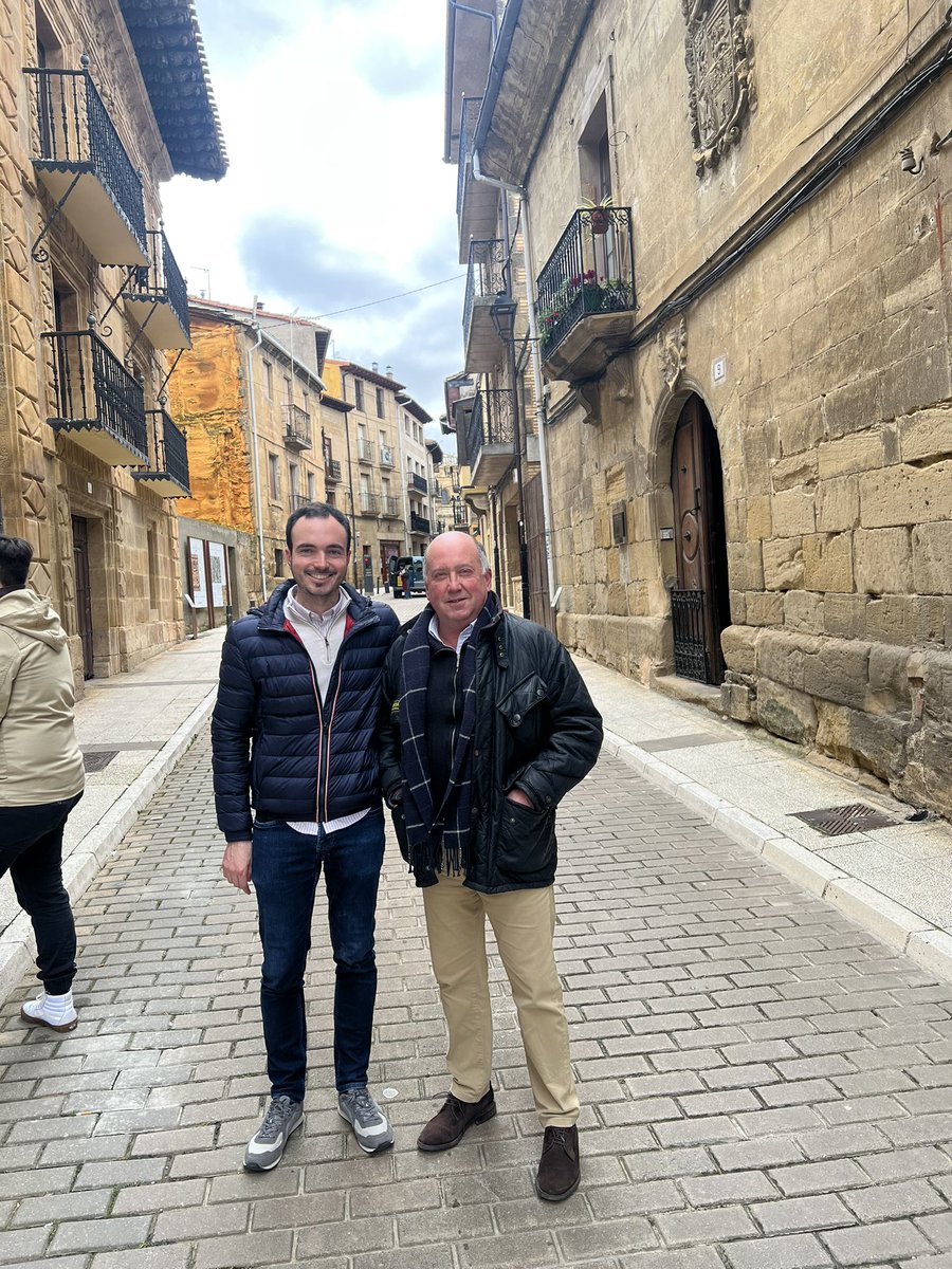 🍇 Buena mañana en Labastida. Con el alcalde Dani Garcia, como gran anfitrión, y más amigos 

⛪️ Obligada visita a la preciosa iglesia de Ntra. Sra. de la Asunción y su espectacular retablo

🚜 🚜🚜 Y un rico🍷para brindar por las gentes del campo que hoy se merecen todo el apoyo