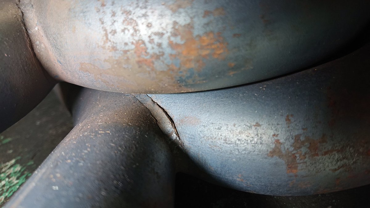 袖ヶ浦の準備してたら、、、
エキマニ割れとるやんけ！
気付いて良かったと言うべきか…
どうしようかな…