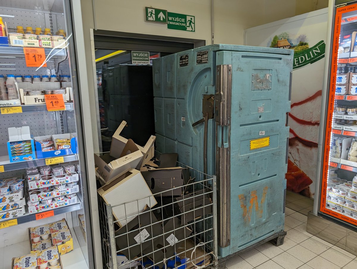 PanBilet's tweet photo. @niebezpiecznik Wyjście ewakuacyjne dla zdeterminowanych 😶 https://t.co/TCek7yGbsv