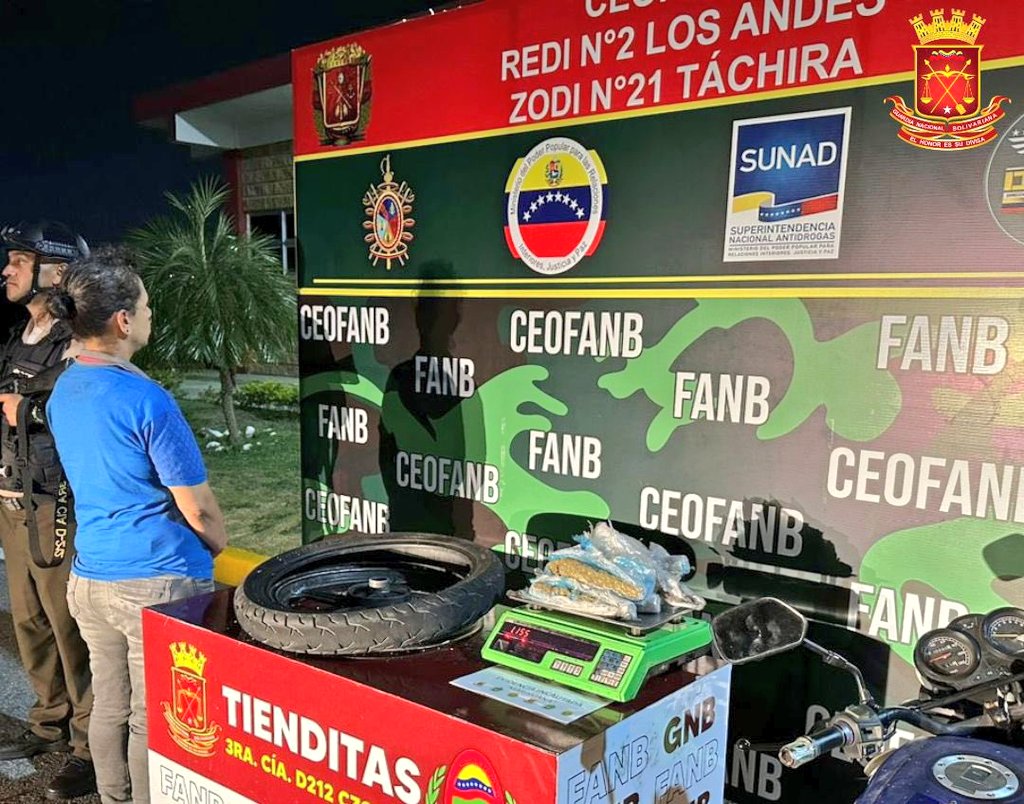 La FANB en el PAC Tienditas en el estado Táchira, capturó a una ciudadana a quien se le incautó 06 envoltorios de droga, con peso de un kilo con ciento quince gramos 1,115 Kg de marihuana, ocultos en el caucho trasero de un vehículo tipo moto. A/O del Ministerio Público.