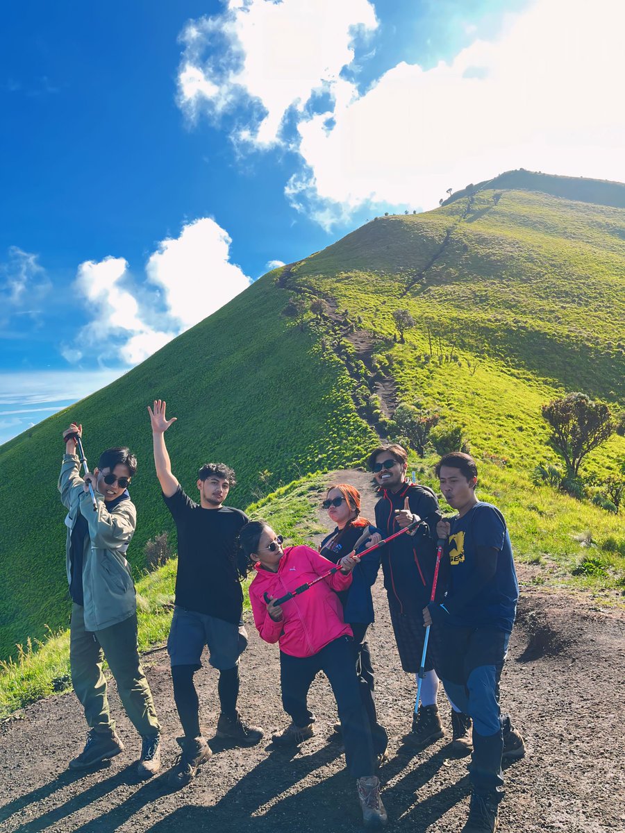 priscarps's tweet photo. MERBABU! satu kerjaan ambil cuti semua, agak deg2an takut ga diapprove mna udh booking online jdwal pendakian. yg tadinya rencana pendakian 2 hari 1 mlm berubah dadakan jd 3 hari 2 malam krn hujan petir seharian ditambah jalur pendakian suwanting yg bikin misuh. But seruuu poll💙 https://t.co/9sFBVGYVBc