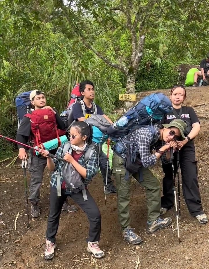 priscarps's tweet photo. MERBABU! satu kerjaan ambil cuti semua, agak deg2an takut ga diapprove mna udh booking online jdwal pendakian. yg tadinya rencana pendakian 2 hari 1 mlm berubah dadakan jd 3 hari 2 malam krn hujan petir seharian ditambah jalur pendakian suwanting yg bikin misuh. But seruuu poll💙 https://t.co/9sFBVGYVBc