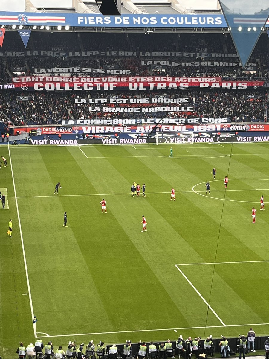 tonanomocro's tweet photo. En direct du parc des princes les Ultra ont un message à faire passer à la LFP #LFP #mbappe #ultrapsg #ultra #Ligue1UberEats #PSG https://t.co/bqUrvEaHaG