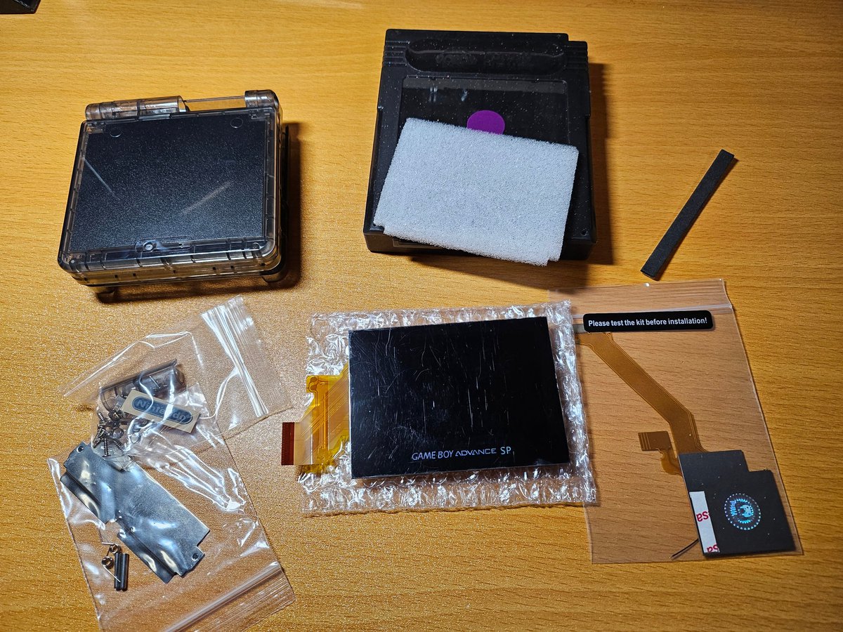 sibelia696's tweet photo. GBA SPが幾つか余ってるので、ラミネートIPSに乗せ変え。
今回の物も基盤以外は全て新品に(笑)

黒スケのGBA SPは持ってないので、チョイスしてみました。

折角なので、電源スイッチもバラしてクリーニング。

なかなか、良いのではないかな。 https://t.co/olt1Gsi4V1