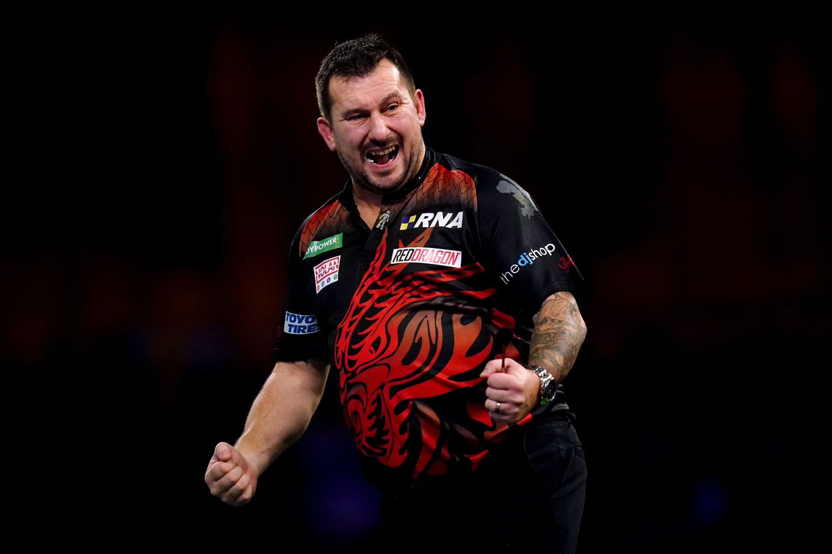 What a performance from @JonnyClay9 as he defeats Peter Wright 6-4 in Wieze, Belgium🇧🇪 with a 104 average and a high finish of 142. Peter threw an impressive 100 average but it wasn’t enough against a truly sensational “Ferret” this afternoon. Well done Jonny🤝💙🏴󠁧󠁢󠁷󠁬󠁳󠁿