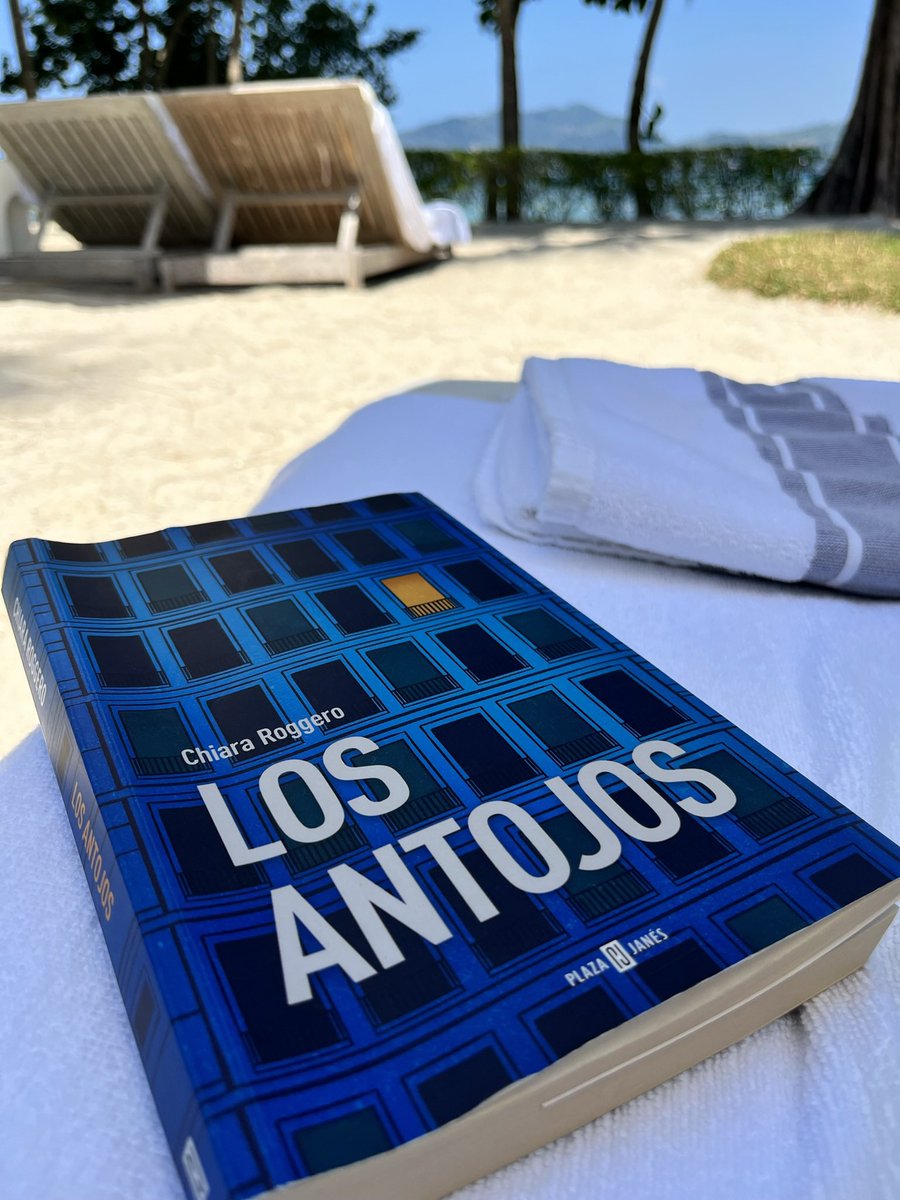 PatojoJaramillo's tweet photo. Tengo que reconocer que a pesar de que me esfuerzo no logro engancharme en la lectura. Pero este libro de @chiararoggerob me ha tenido pegado.  La trama y los personajes tan familiares de mi vida de marketero me han hecho disfrutarlo de principio a fin.  Que le recomiendan leer? https://t.co/gk7PzXwmlx